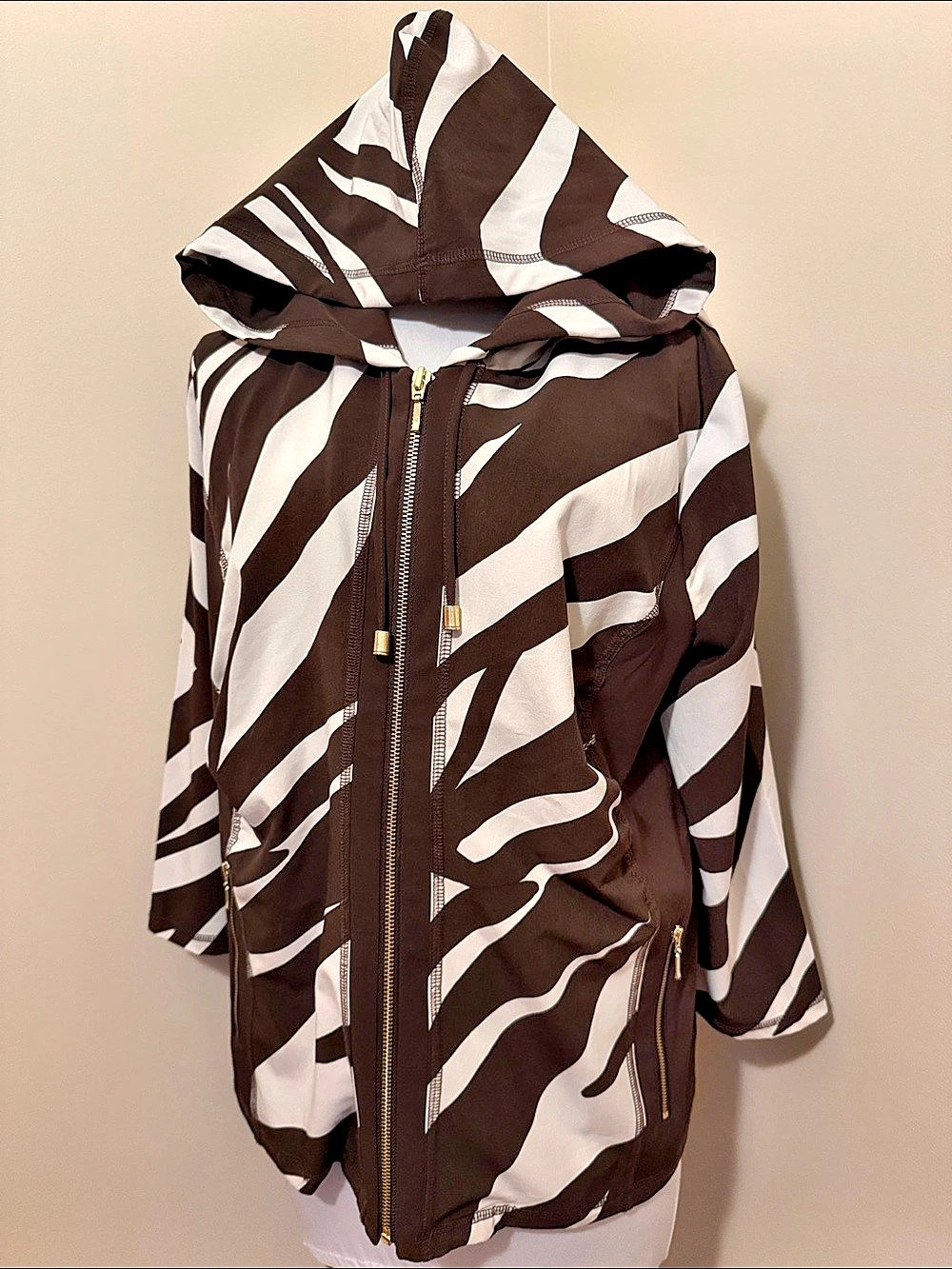 Zenergy by Chicos Abstract Hooded Zip up in Brown & White